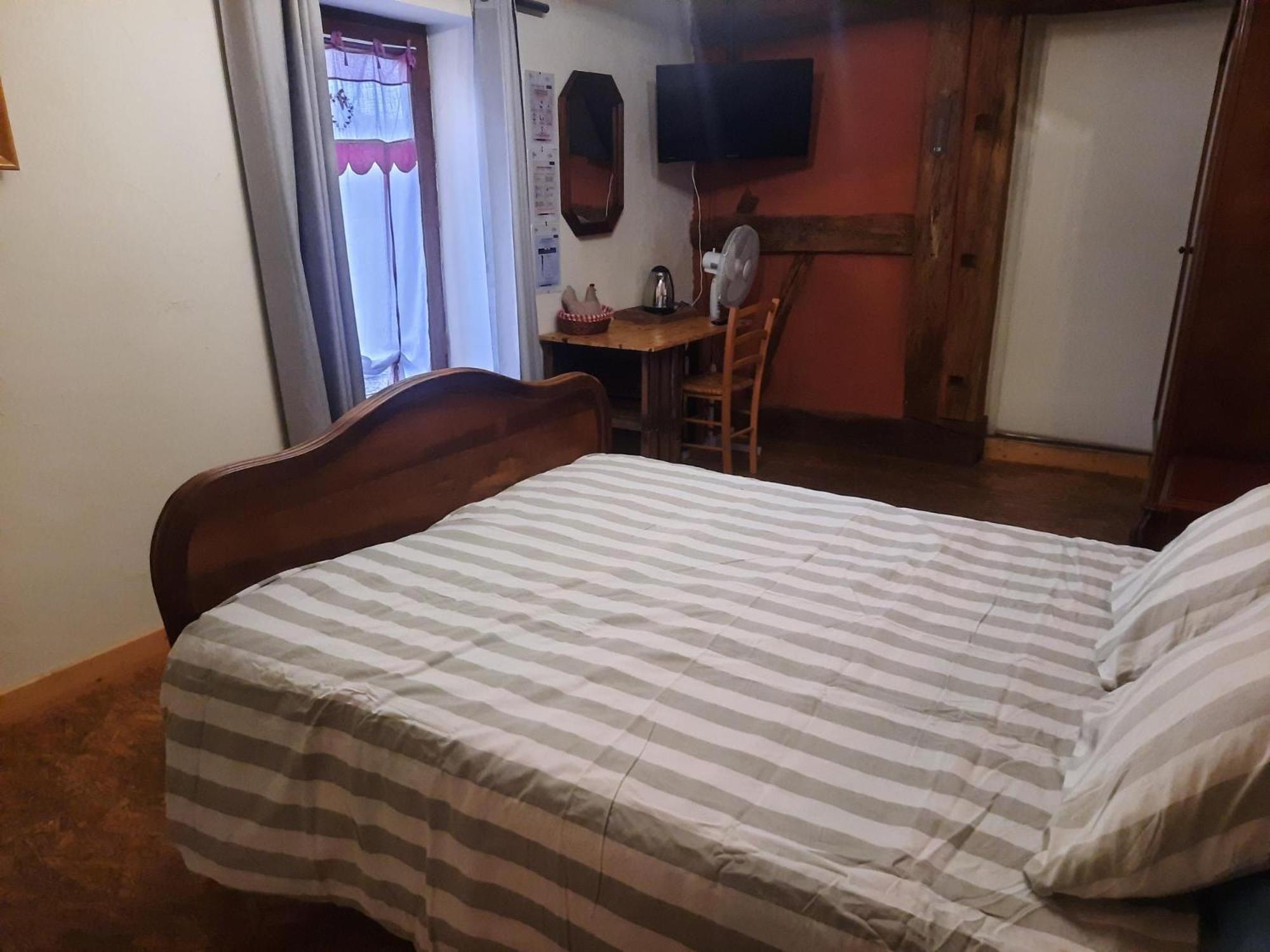 A La Poularde B&B Curciat-Dongalon الغرفة الصورة